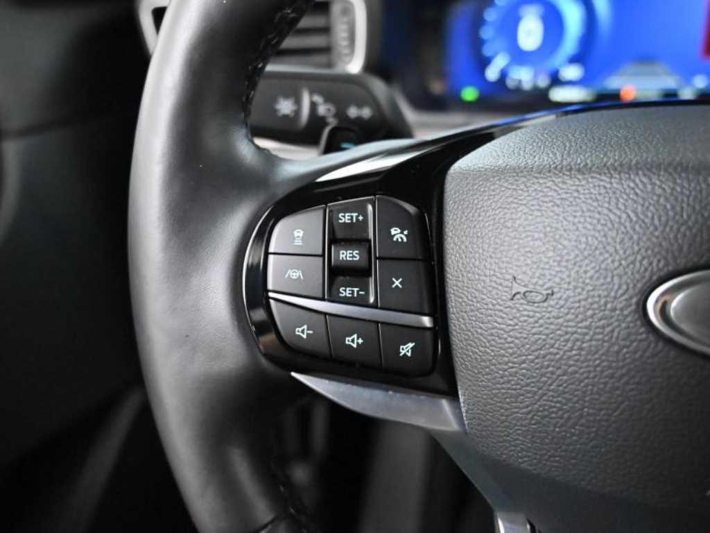 Ford Explorer — photo 18