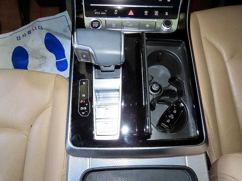 Audi Q8 — photo 12