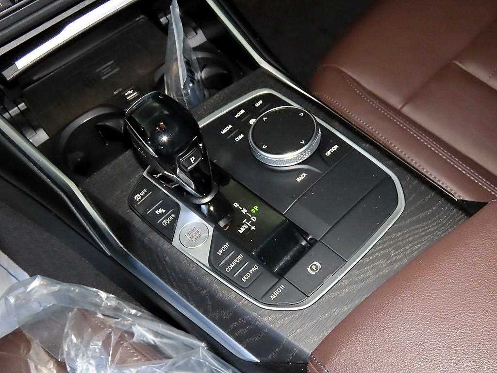 BMW 3-Series — photo 12