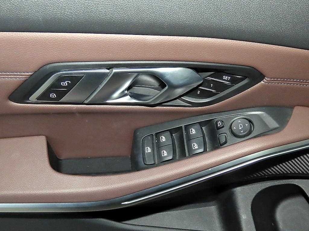BMW 3-Series — photo 14