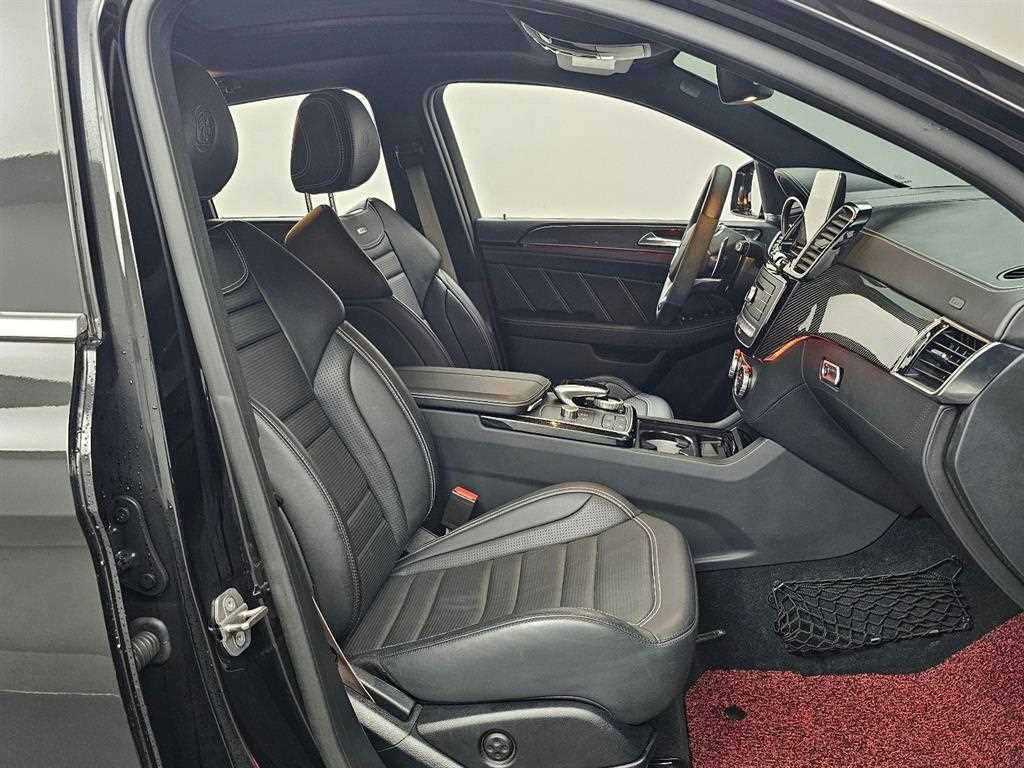 Mercedes-Benz GLE-Class — photo 11