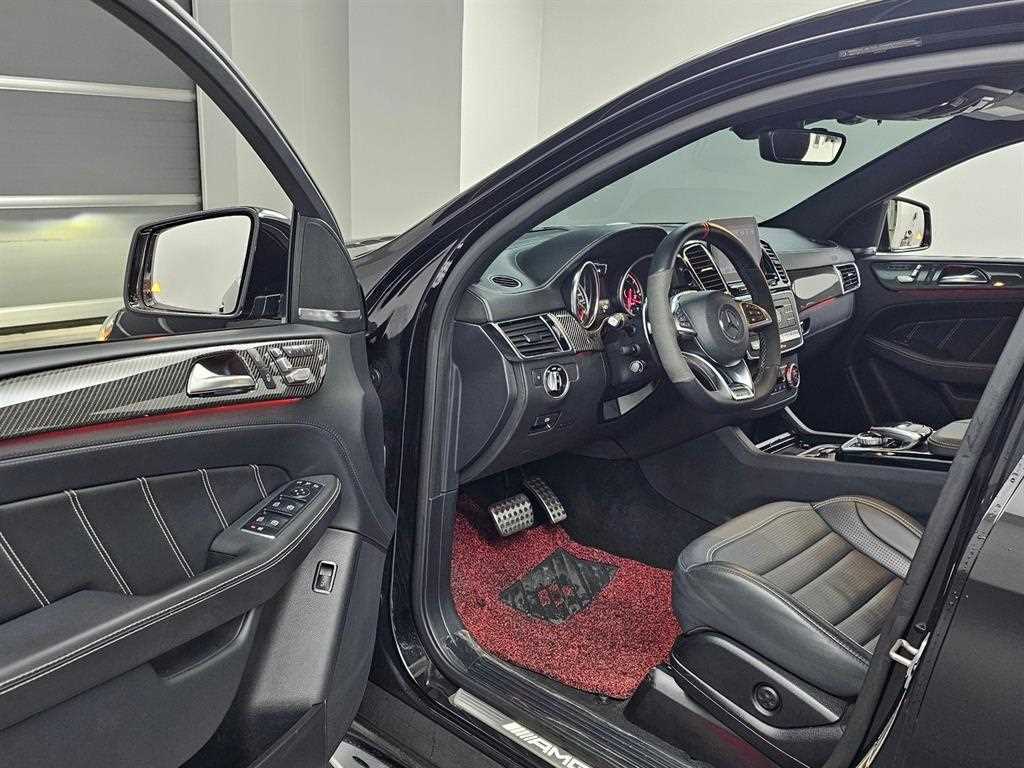 Mercedes-Benz GLE-Class — photo 12
