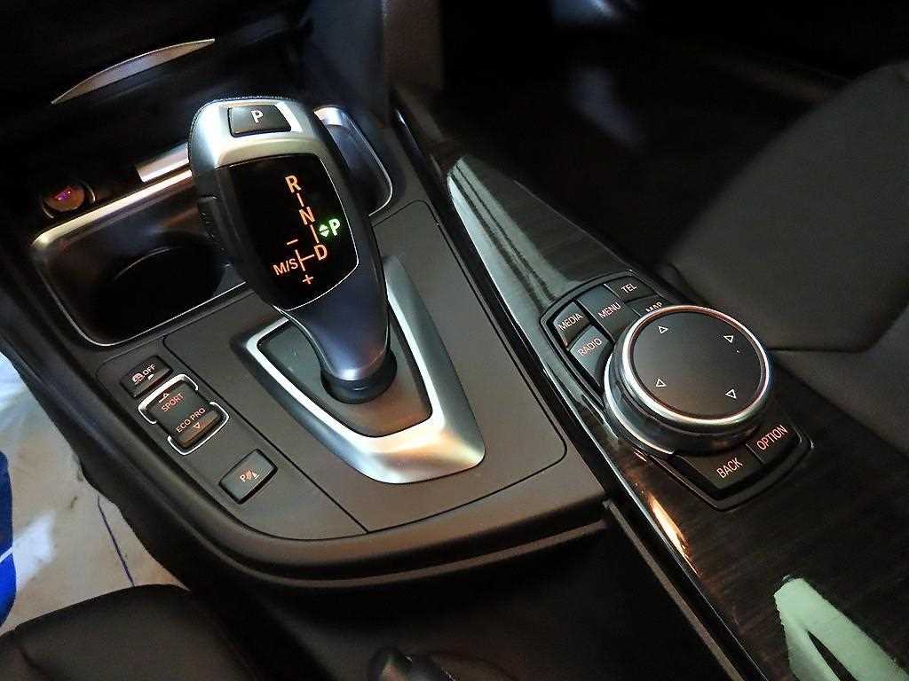 BMW 3-Series — photo 12