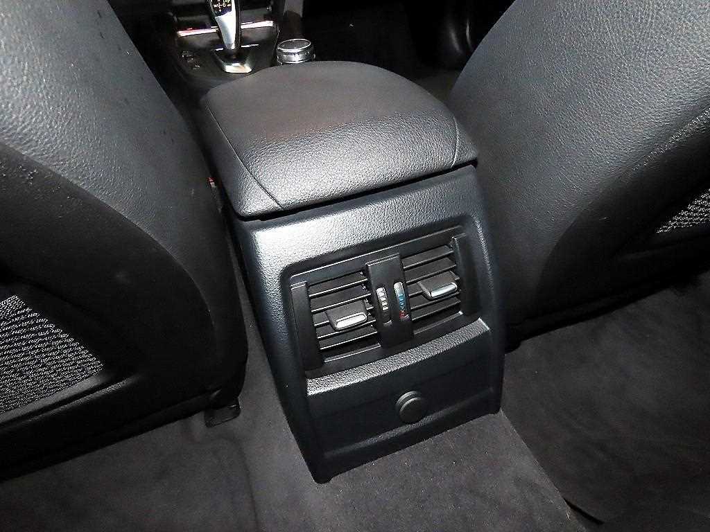 BMW 3-Series — photo 16