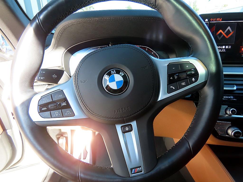 BMW 5-Series — photo 08