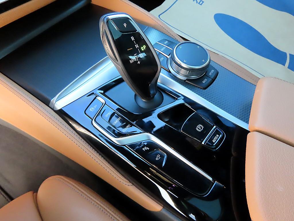 BMW 5-Series — photo 11