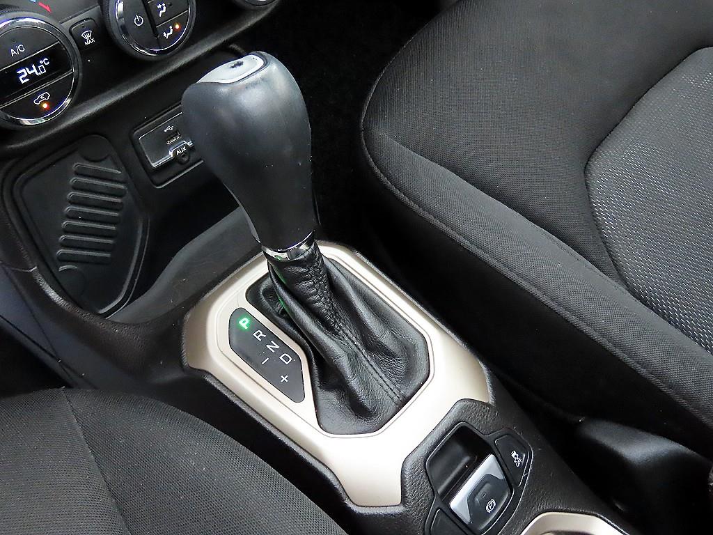 Jeep Renegade — photo 10