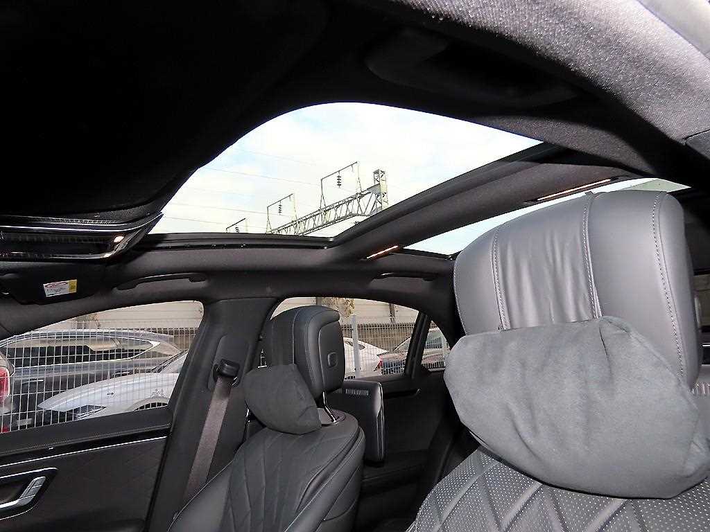 Mercedes-Benz S-Class — photo 17