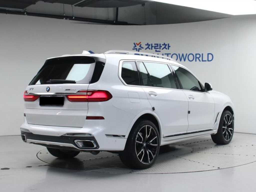 BMW X7 — photo 02