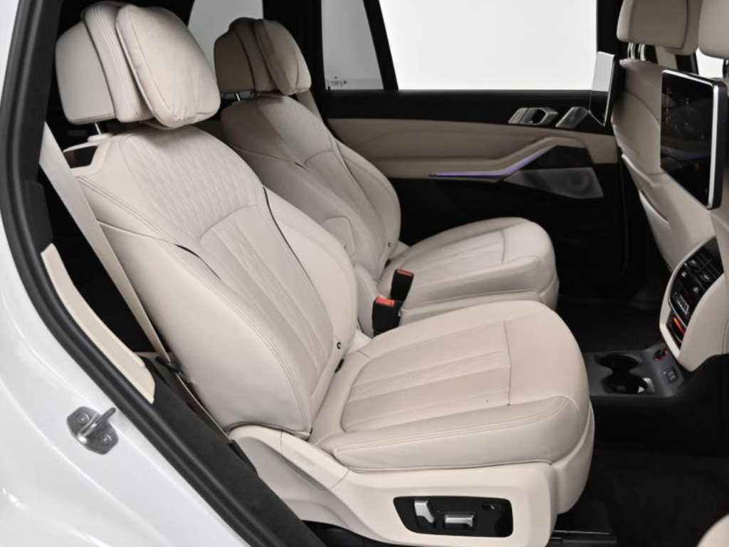 BMW X7 — photo 12