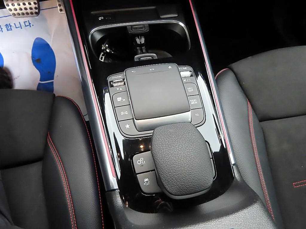Mercedes-Benz GLA-Class — photo 13