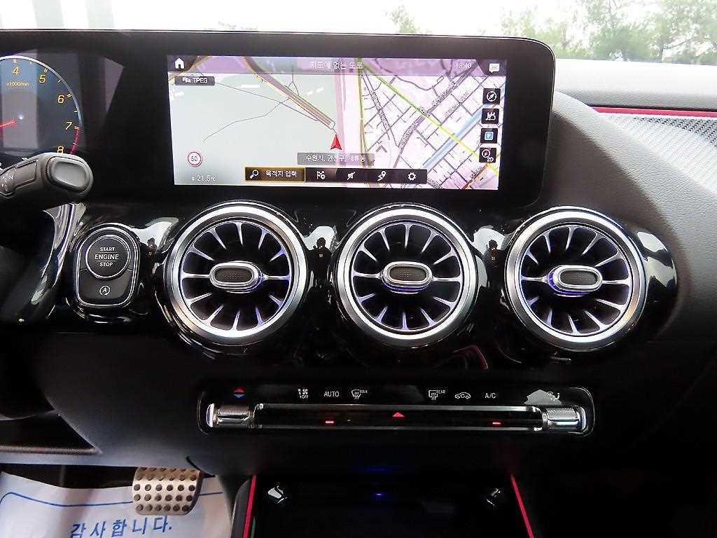 Mercedes-Benz GLA-Class — photo 14