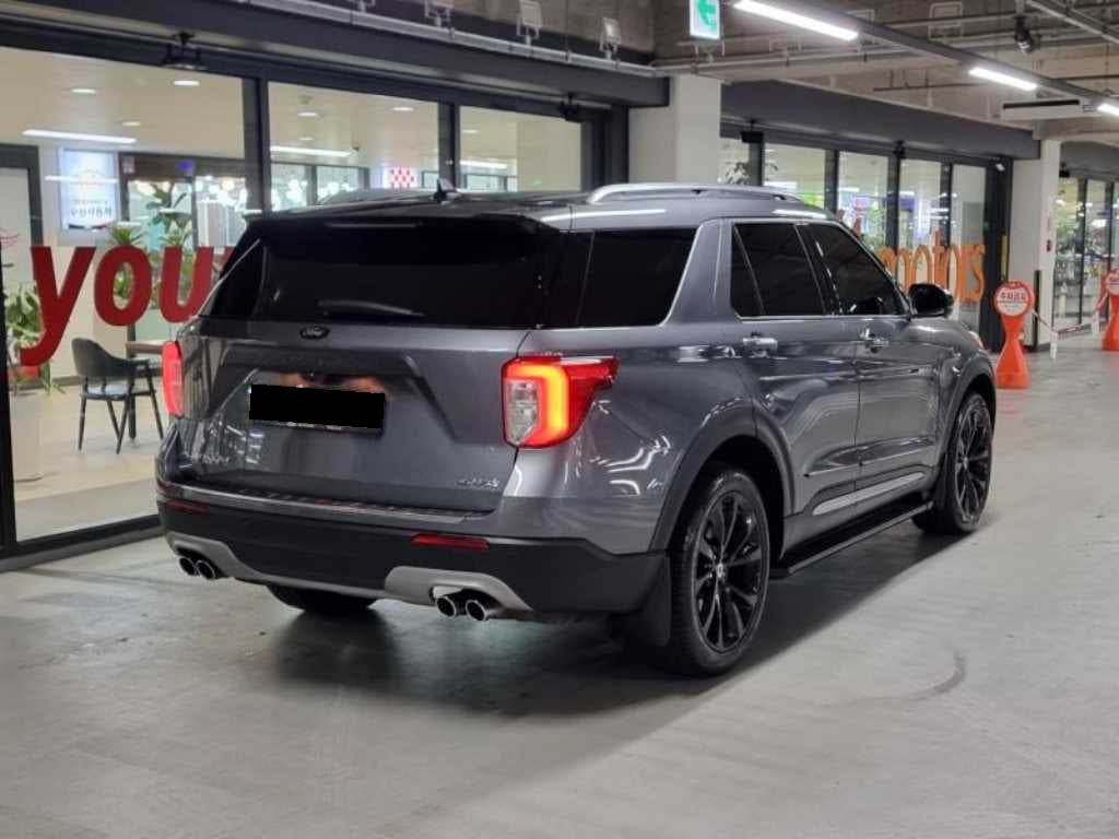 Ford Explorer — photo 03