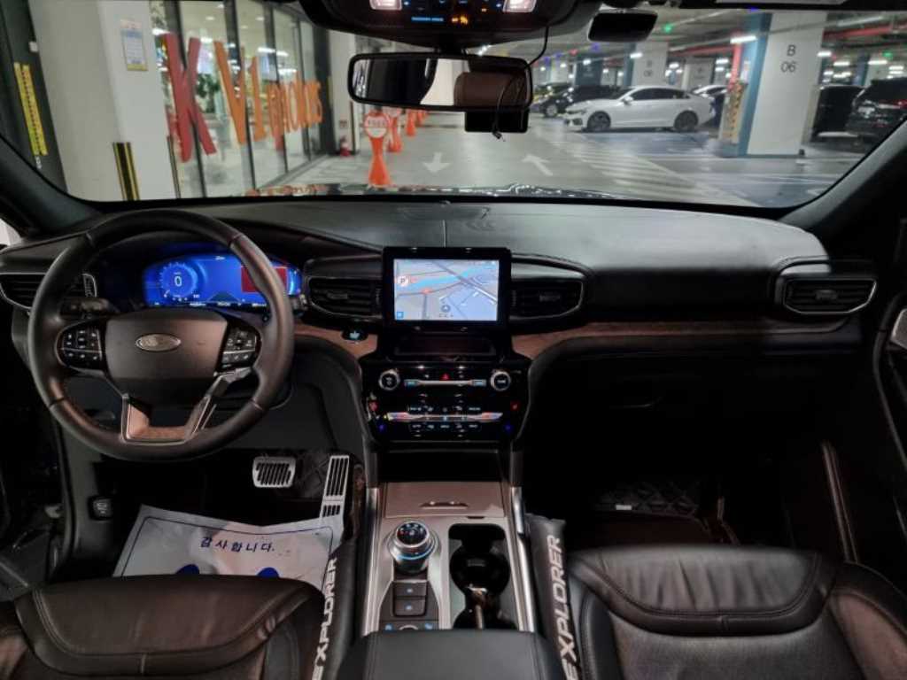 Ford Explorer — photo 07