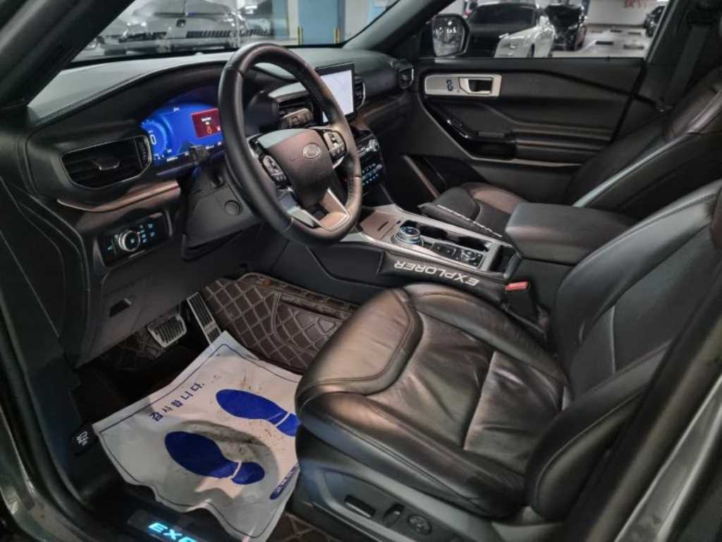 Ford Explorer — photo 08