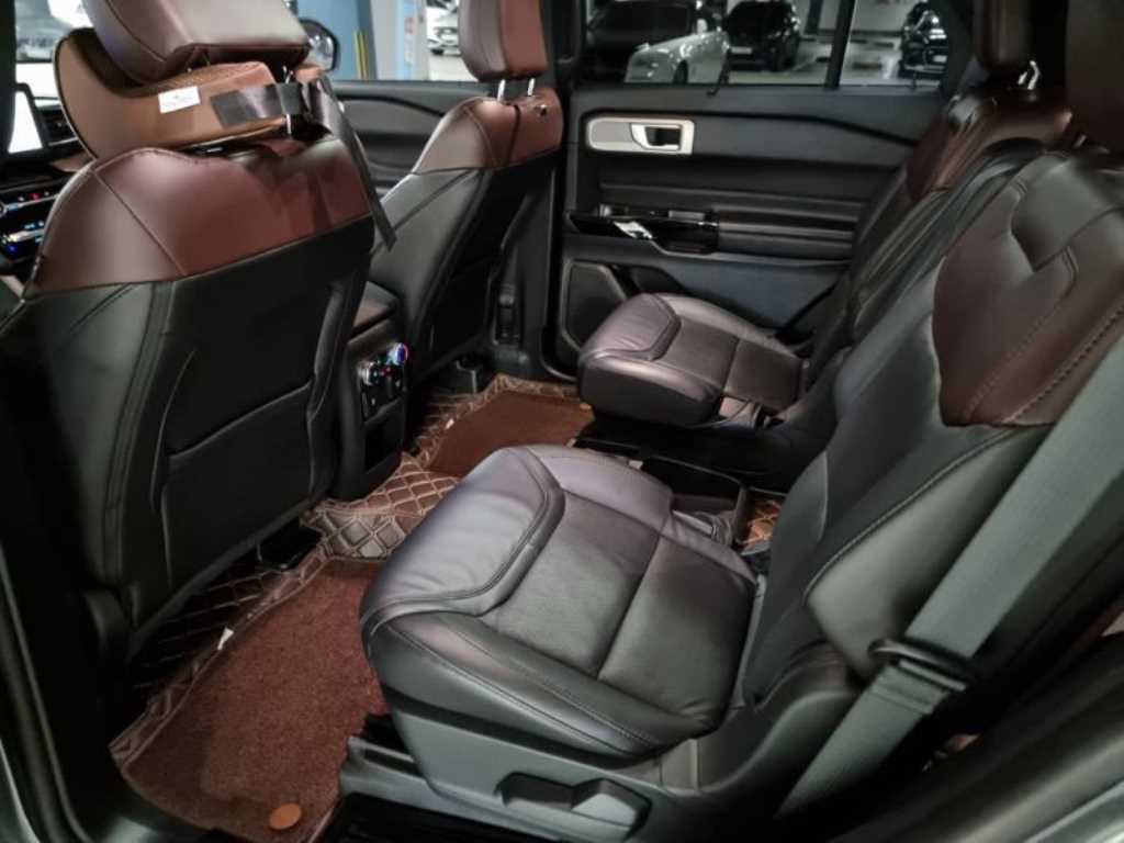 Ford Explorer — photo 09