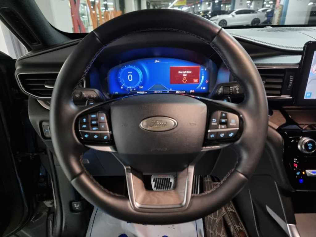 Ford Explorer — photo 11
