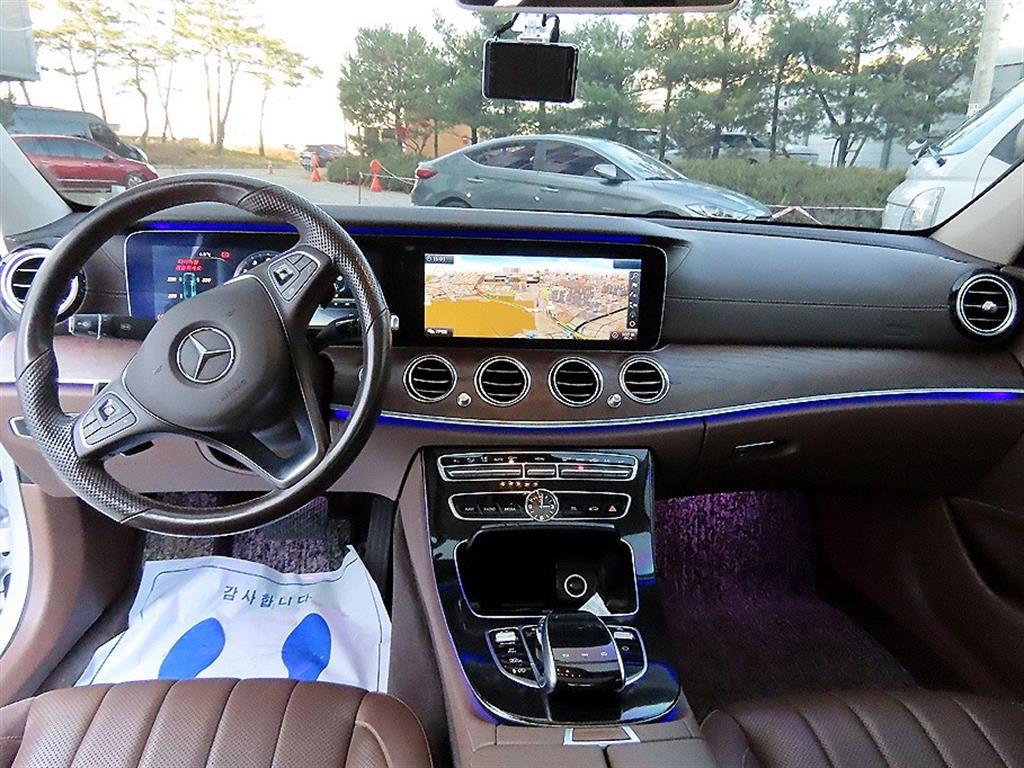 Mercedes-Benz E-Class — photo 07