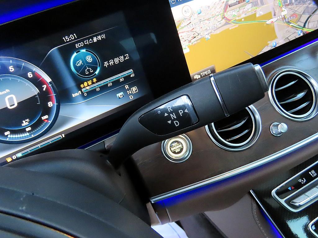 Mercedes-Benz E-Class — photo 10