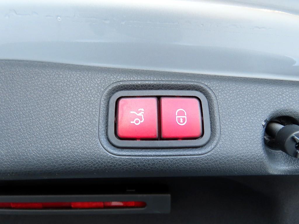 Mercedes-Benz E-Class — photo 16