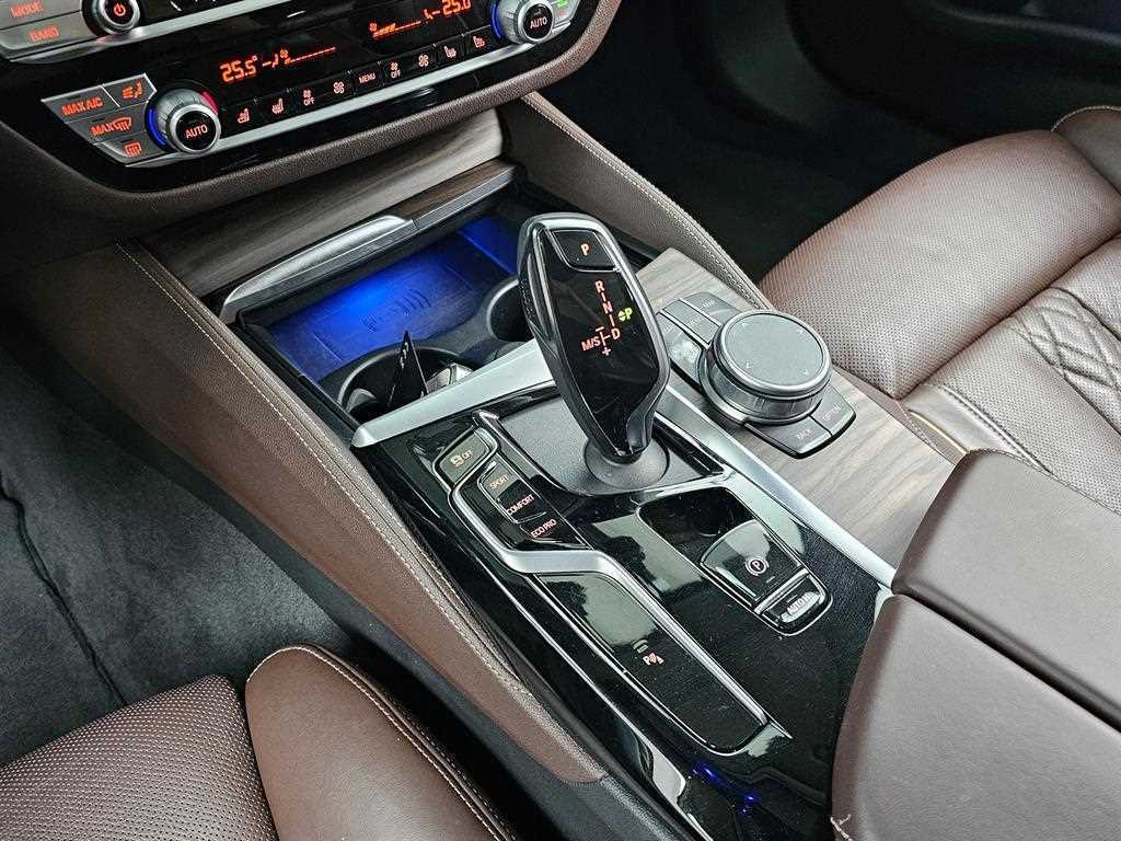 BMW 5-Series — photo 09