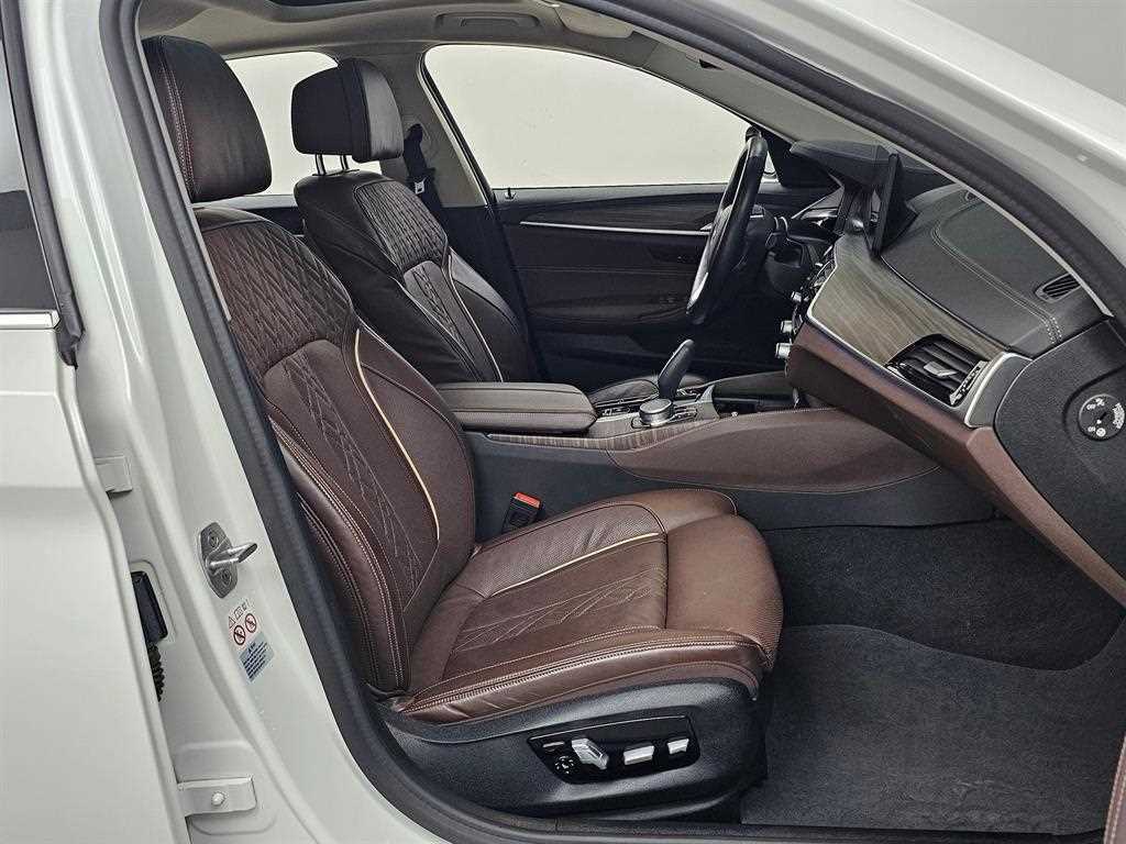 BMW 5-Series — photo 10