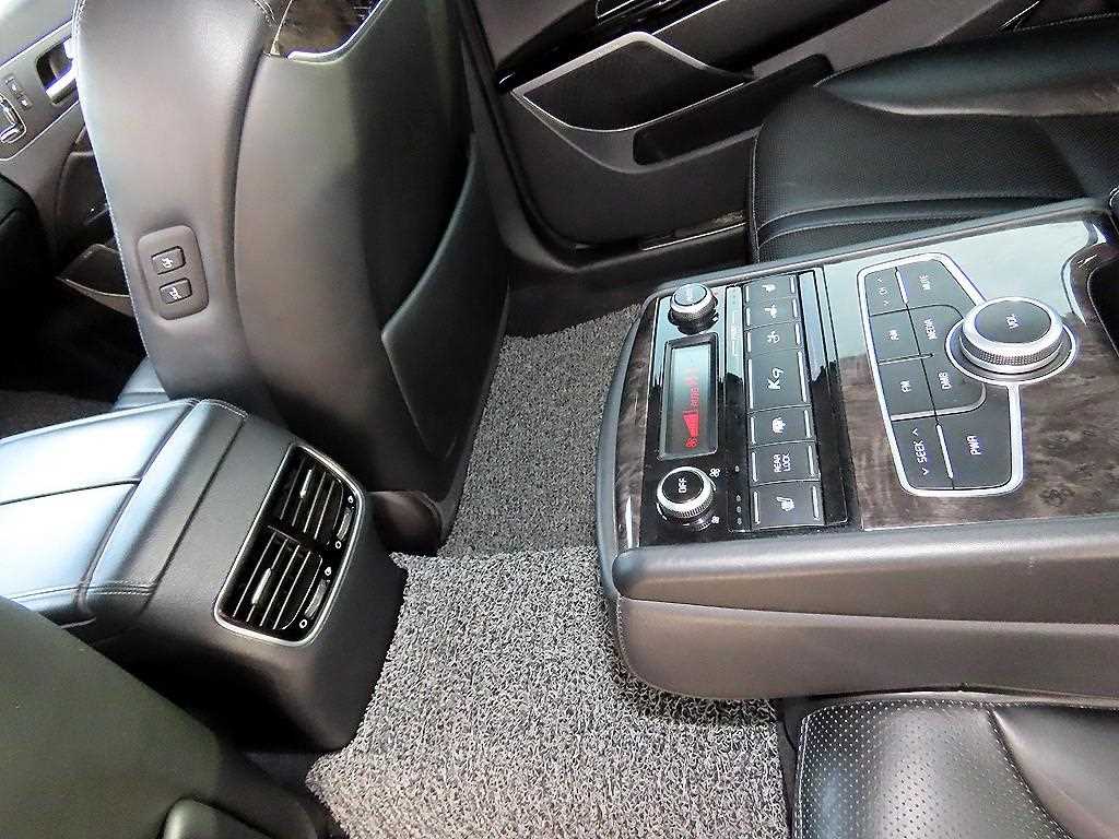Kia K9 — photo 17
