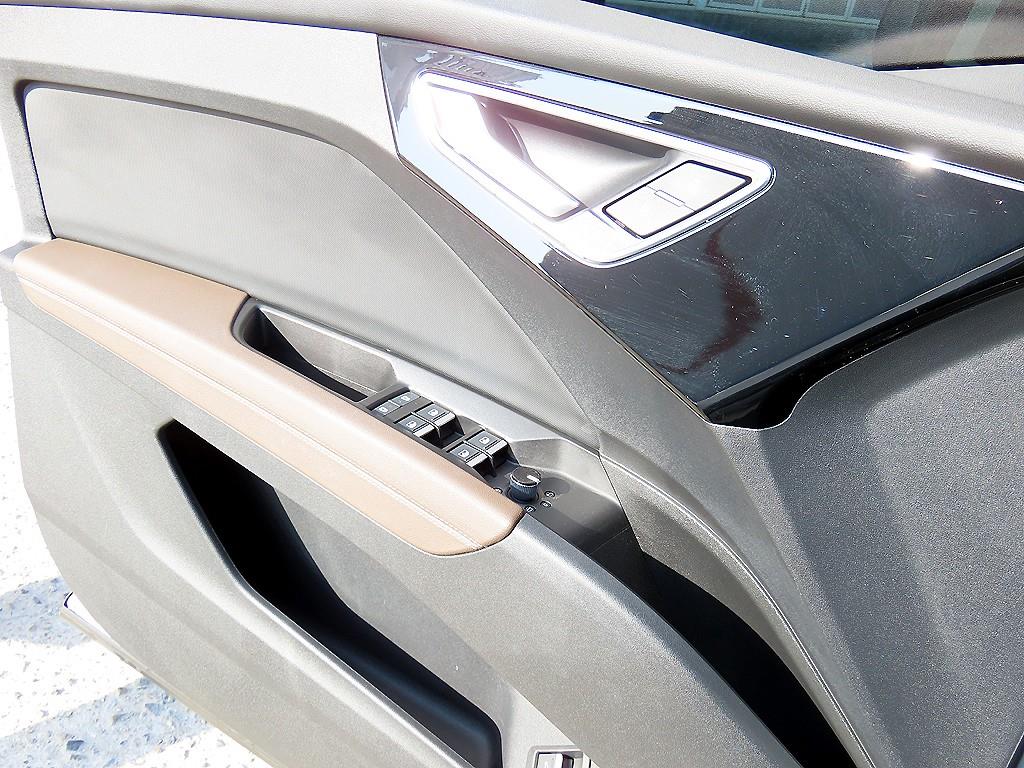 Audi Q4 e-tron — photo 12