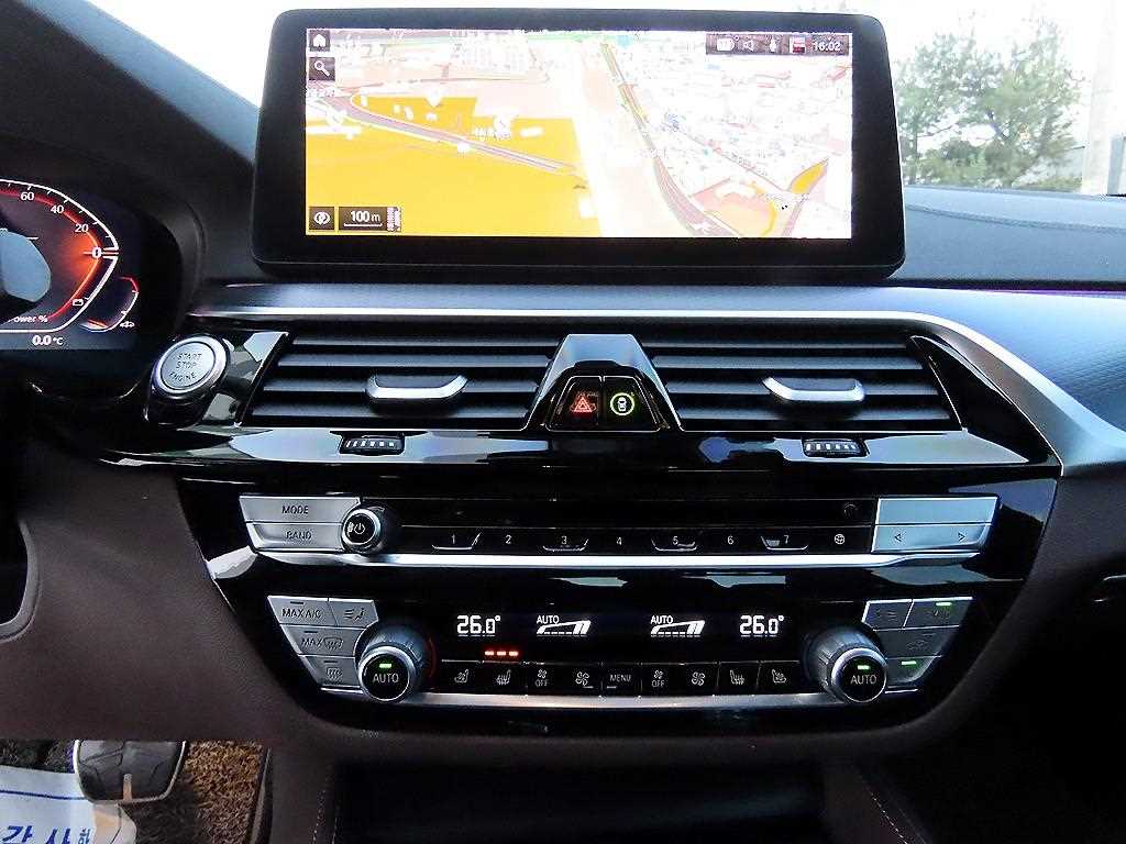 BMW 5-Series — photo 13