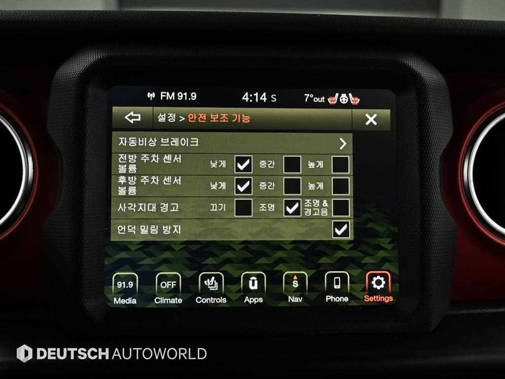 Jeep Wrangler — photo 16
