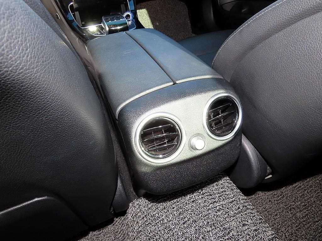 Mercedes-Benz C-Class — photo 17