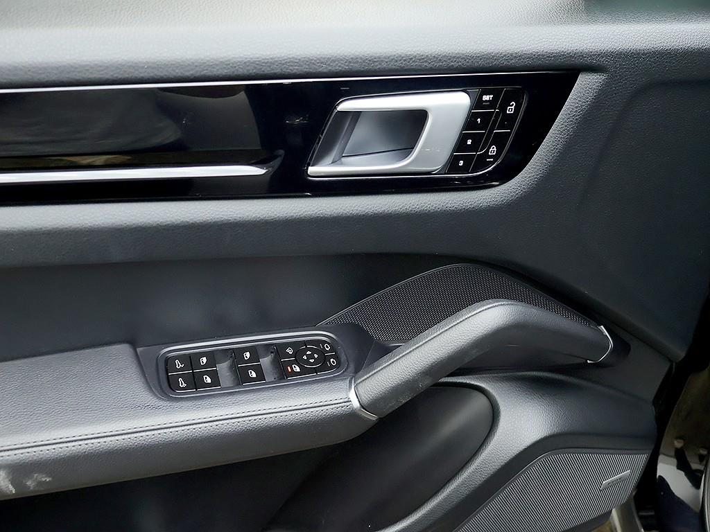 Porsche Cayenne — photo 17