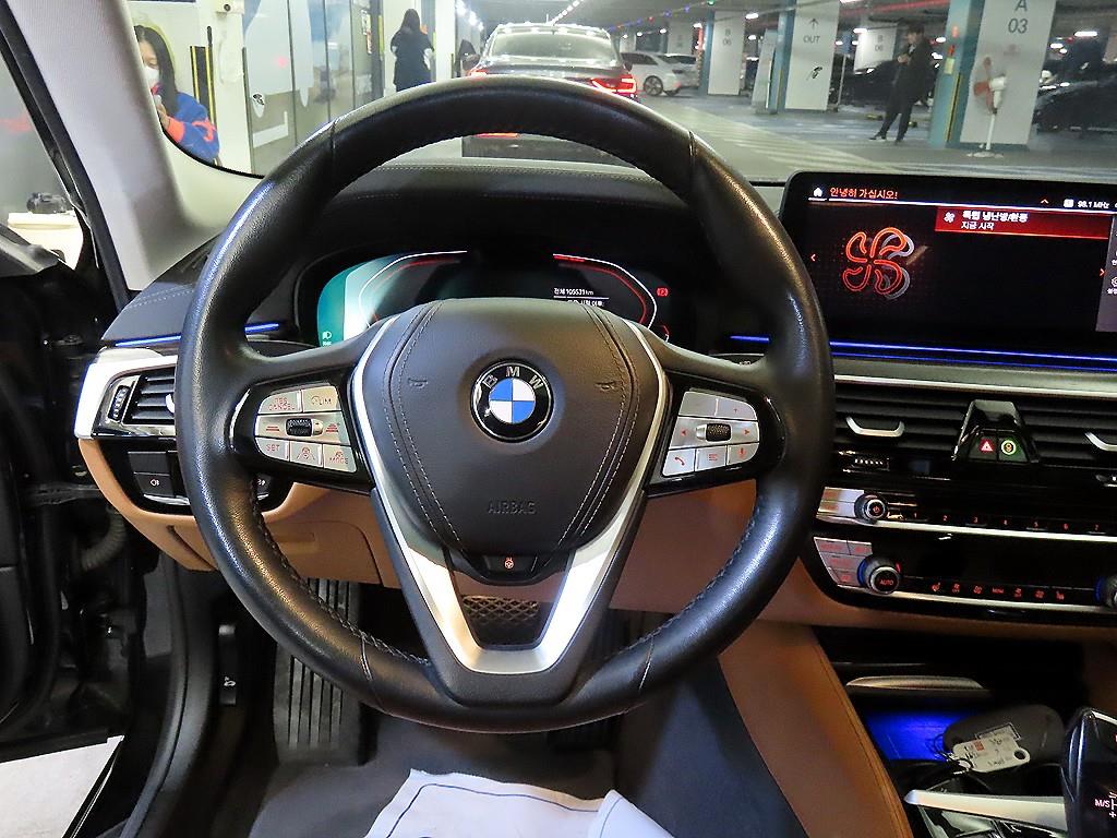 BMW 5-Series — photo 08