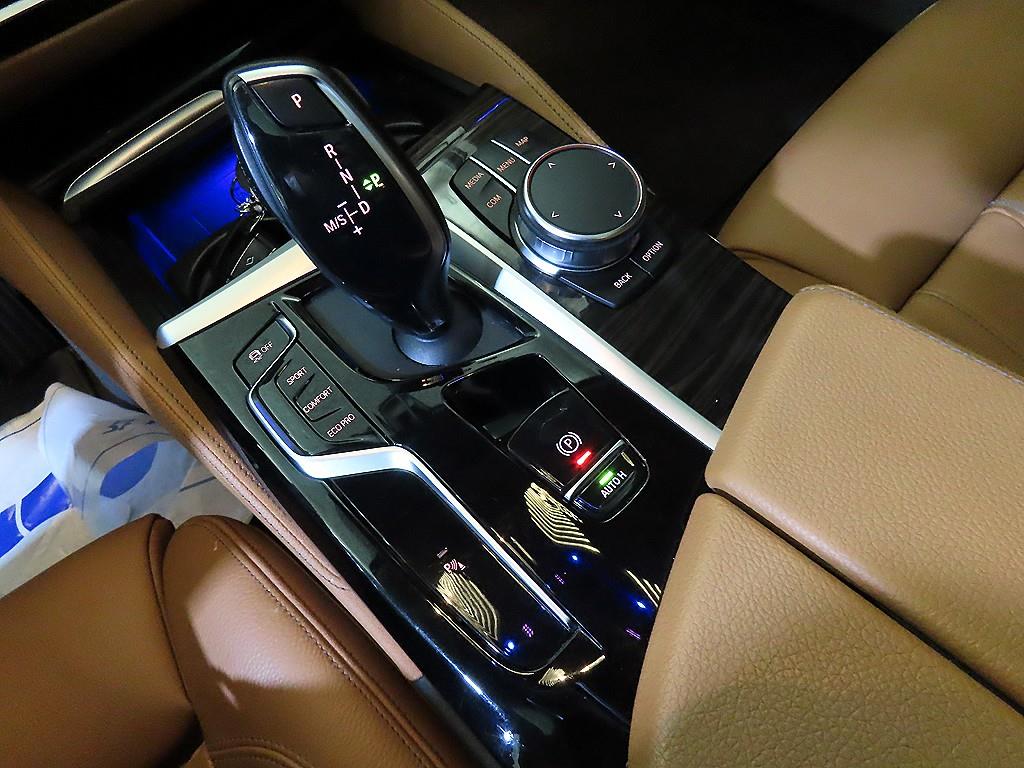 BMW 5-Series — photo 12