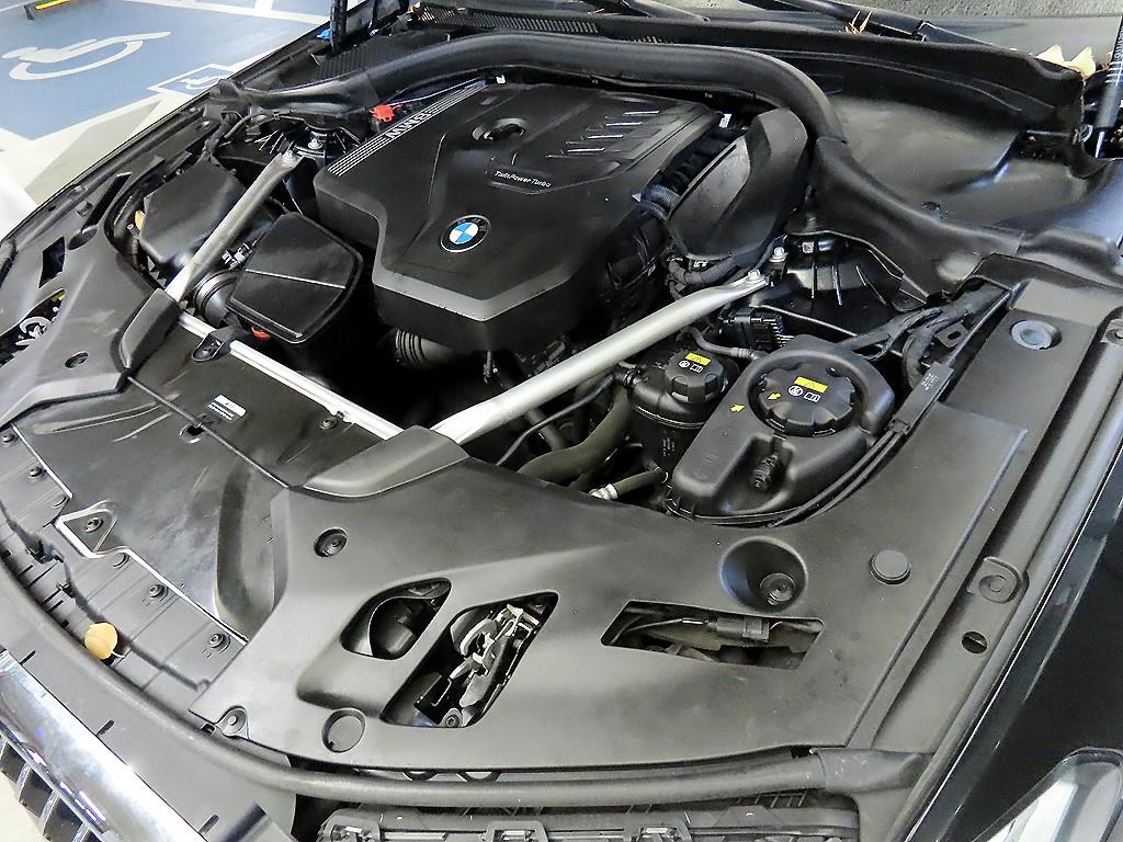 BMW 5-Series — photo 19