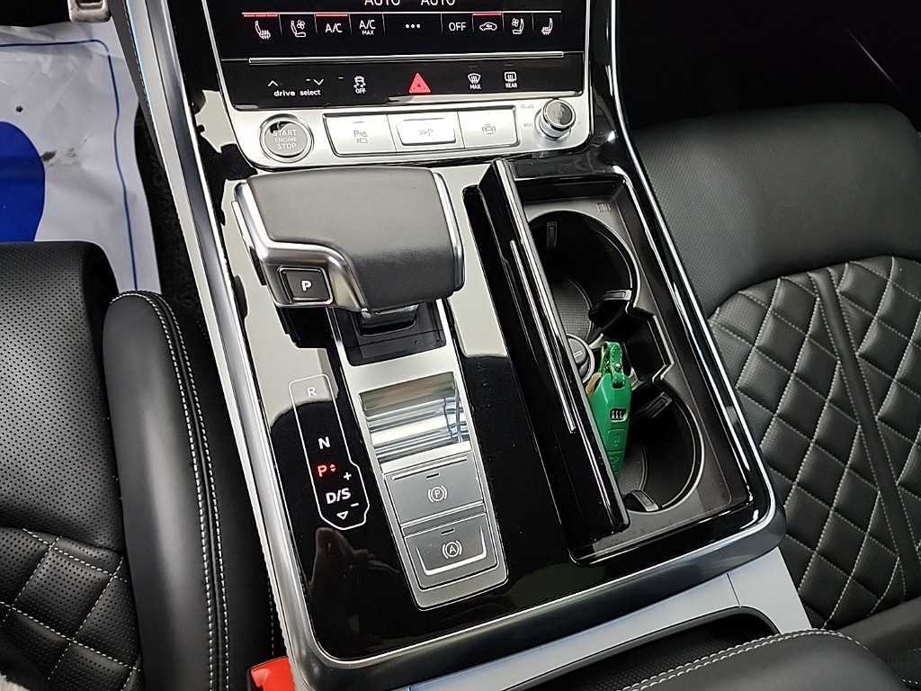 Audi Q8 — photo 08