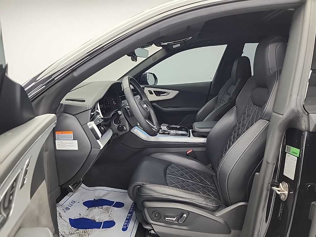 Audi Q8 — photo 11