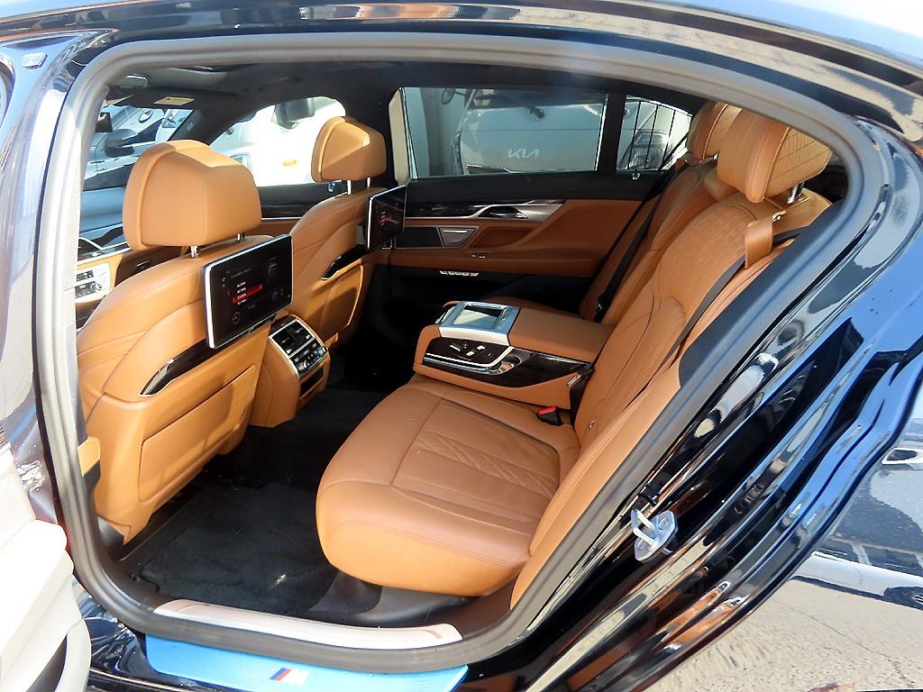 BMW 7-Series — photo 06