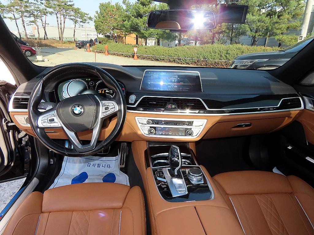 BMW 7-Series — photo 07