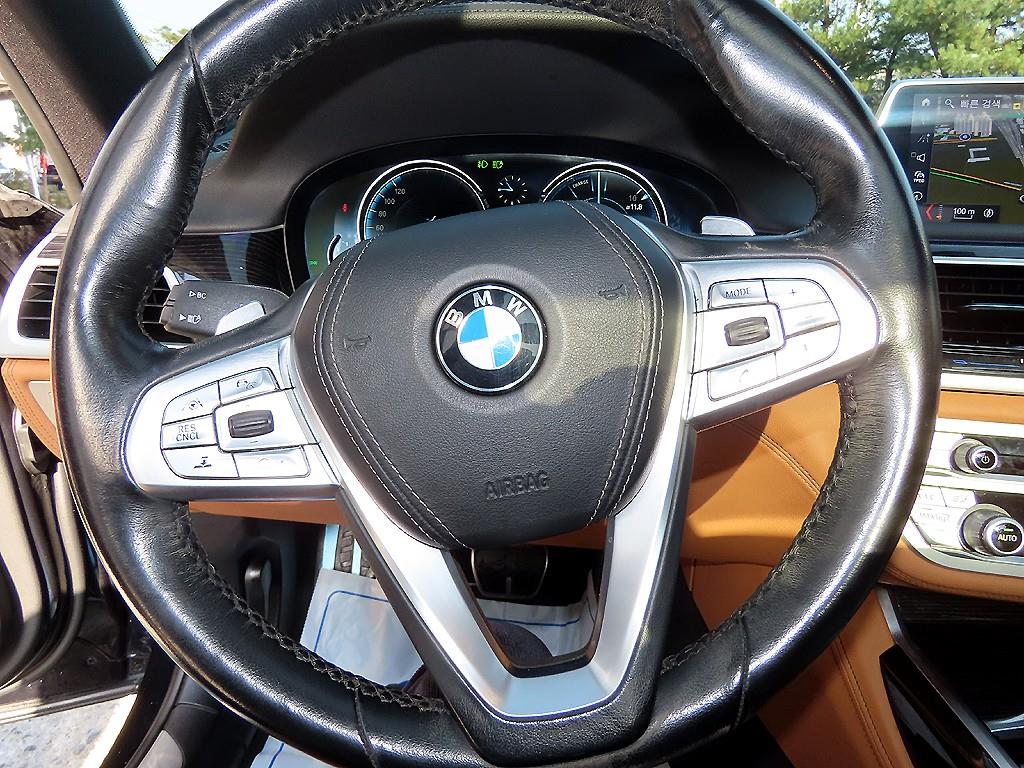 BMW 7-Series — photo 08
