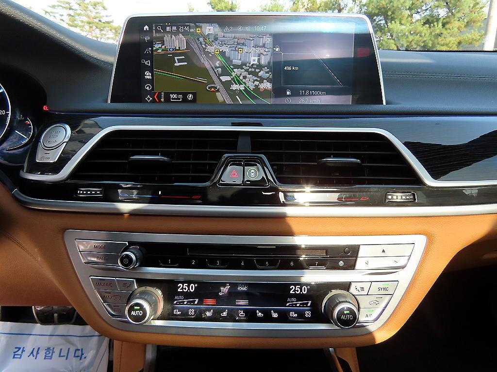 BMW 7-Series — photo 12