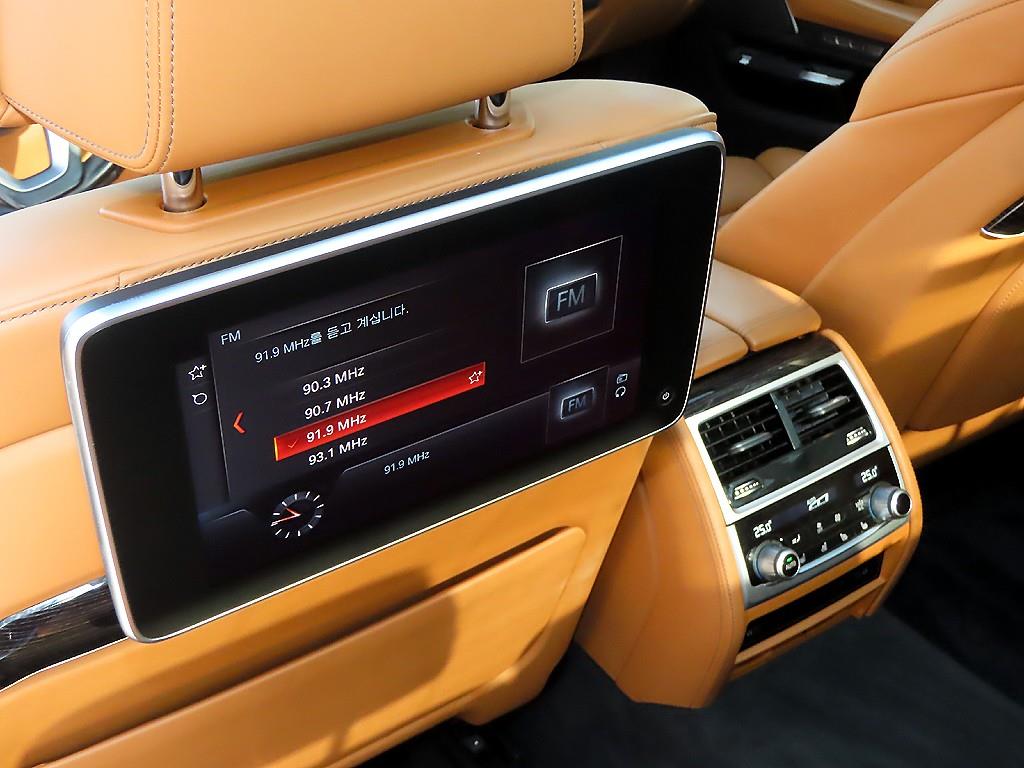 BMW 7-Series — photo 14