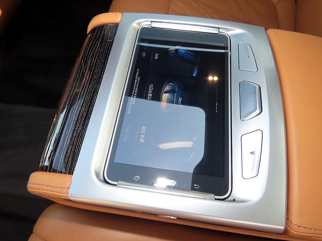 BMW 7-Series — photo 15