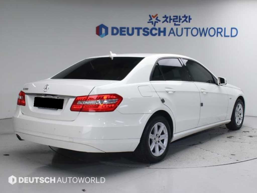 Mercedes-Benz E-Class — photo 02