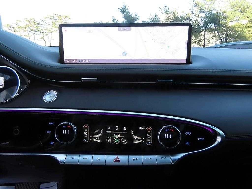 Genesis GV70 — photo 12