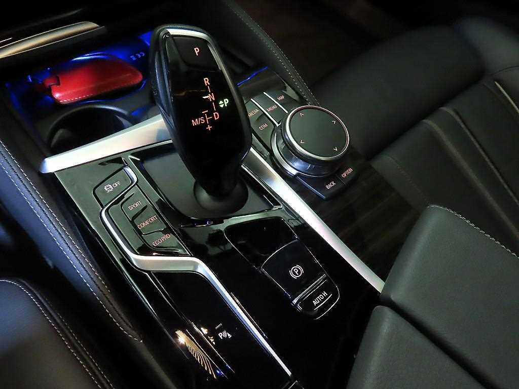 BMW 5-Series — photo 12