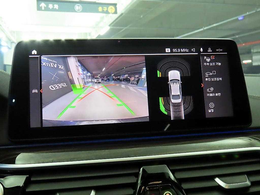 BMW 5-Series — photo 14