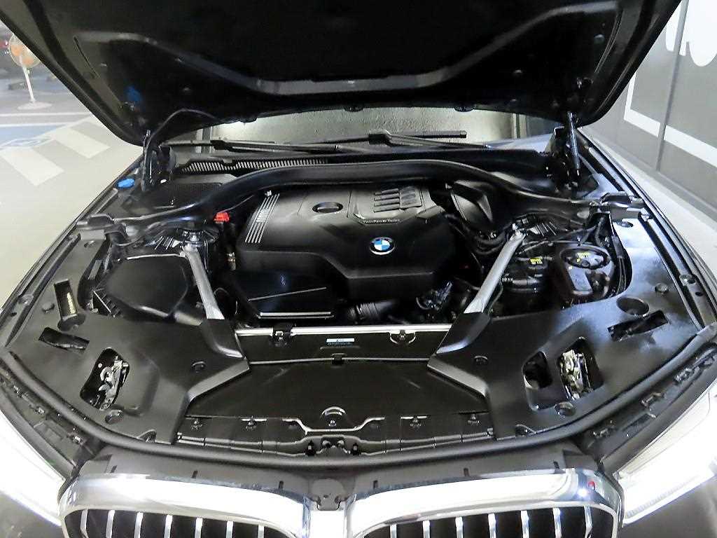 BMW 5-Series — photo 19