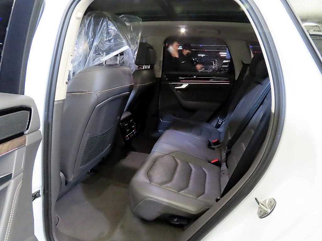 Volkswagen Touareg — photo 07