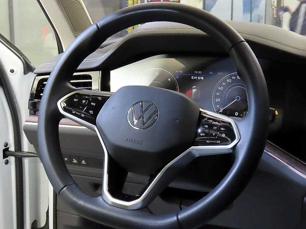 Volkswagen Touareg — photo 08